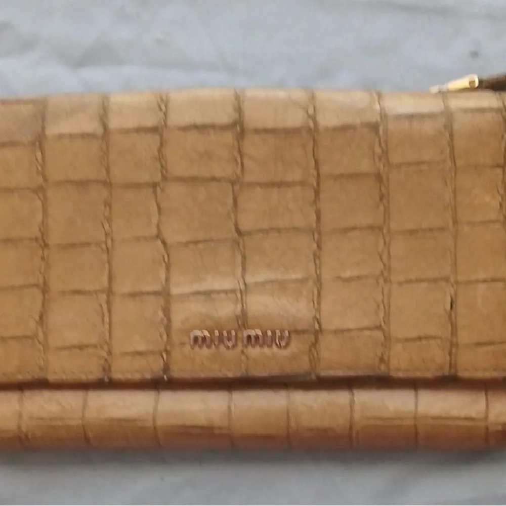 Miu Miu Tan Croc-Embossed Wallet - Picture 6 of 11
